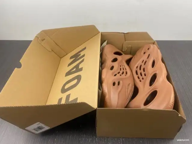 RNR Red Clay Foam HP5335 Yeezy Adidas 0608